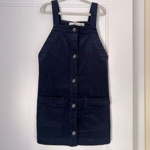 Vineyard vines corduroy jumper!
Size 5
Navy blue